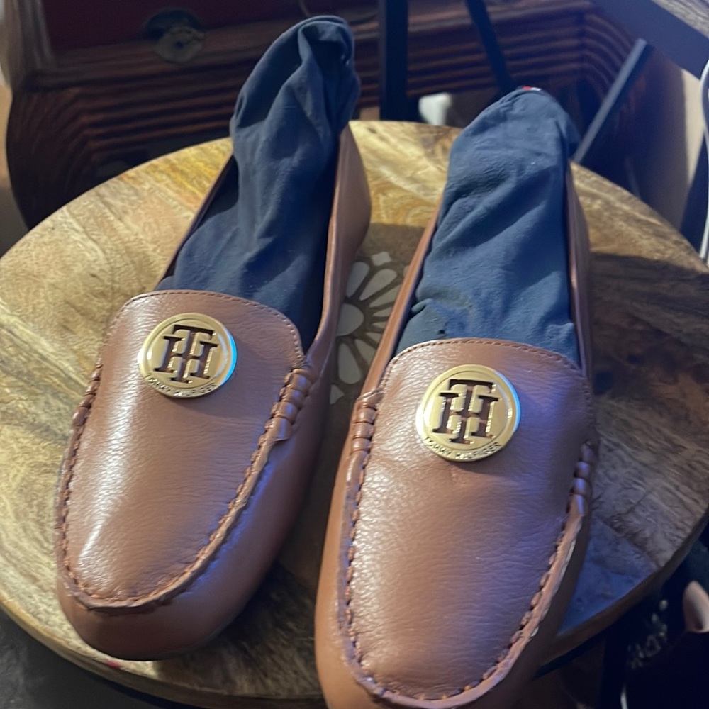 Size 11 brown Tommy Hilfiger’s gold accents slip in shoes